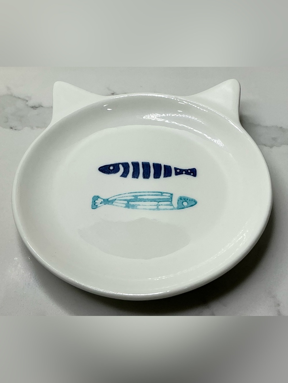 Signature Housewares Ceramic Cat Dish Blue Fish accents 5.25" New